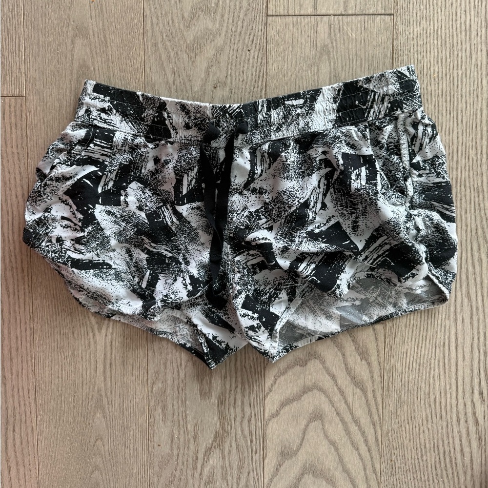 Banana Republic Women's Black & White Abstract Print Active Shorts in size XS